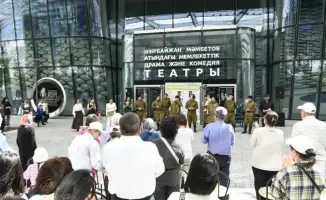 Зрители были тронуты театрализованным концертом в честь Дня Победы на столичной площади
