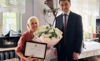 Нагаспаев поздравил ветерана в Алматы
