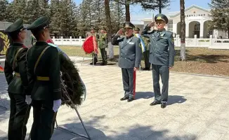 Казахстанские военные дипломаты возложили цветы к памятнику в Китае