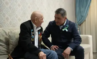 Важность сохранения памяти о ветеранах: министр поздравил 102-летнего участника войны с Днем Победы