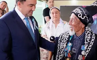 НУРАЛХАН КУШЕРОВ ПОСЕТИЛ ДОМ 100-ЛЕТНЕГО ВЕТЕРАНА И ПОЗДРАВИЛ ЕГО