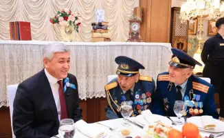 Аким Карагандинской области поздравил ветеранов с 81-й годовщиной Победы