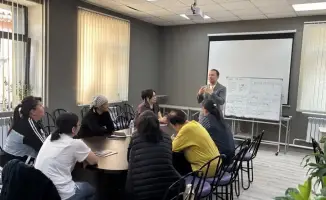 Алматы: матерей обучают распознаванию угроз в соцсетях