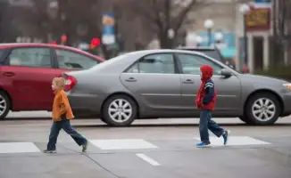 Безопасность детей во дворах летом ответственность родителей и водителей