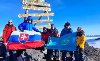 Актюбинский журналист Марат Танкаев восход на Килиманджаро с флагом Актобе