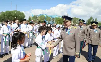 Министр обороны и ветераны возложили цветы к монументу Отан Ана в память о героях Великой Отечественной войны