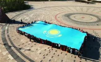 Флешмоб ко Дню единства в Астане с Государственным флагом Казахстана