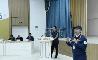 Обучение безопасности на дороге: столичные школьники осваивают правила поведения в транспорте